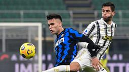 Striker Inter Milan, Lautaro Martinez (kiri) berebut bola dengan gelandang Juventus, Rodrigo Bentancur dalam laga lanjutan Liga Italia Serie A 2020/21 pekan ke-18 di San Siro Stadium, Minggu (17/1/2021). Inter Milan menang 2-0 atas Juventus. (AFP/Miguel Medina)