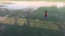 Seorang anak berlatih sepak bola di Stadion Voetbalbond Indonesia Jacatra (VIJ), Petojo, Jakarta, Rabu (18/12/2019). Selain sebagai tempat berlatih sepak bola, stadion yang dibangun pada tahun 1928 tersebut kini juga dialihfungsikan untuk kegiatan lain. (Liputan6.com/Immanuel Antonius)