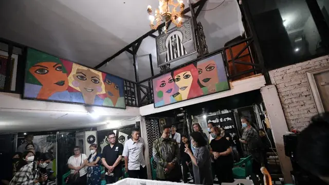 Anies Baswedan melayat ke rumah duka sastrawan Remy Sylado. (Foto: Dok. Instagram @aniesbaswedan)