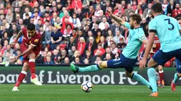 Pemain Liverpool Roberto Firmino melakukan tendangan yang akhirnya membuahkan gol ketiga untuk timnya saat melawan Bournemouth pada pertandingan Liga Inggris di Anfield, Liverpool (14/4). (Anthony Devlin/PA via AP)