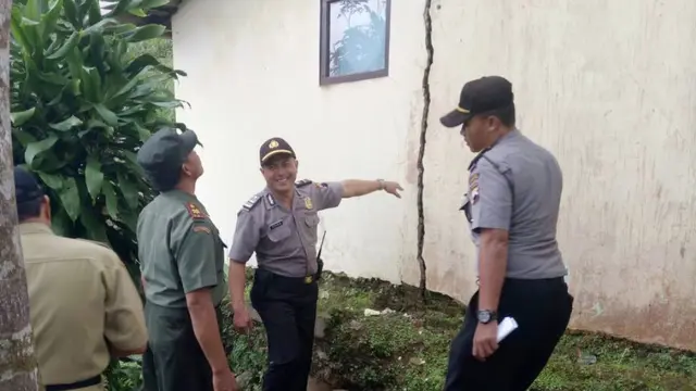 Gedung SD retak akibat gerakan tanah. (Foto: Liputan6.com/BPBD Purbalingga/Muhamad Ridlo)