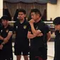 Reaksi kecewa asisten pelatih Timnas Indonesia U-20, Nova Arianto (kanan kedua) setelah FIFA membatalkan Indonesia sebagai tuan rumah Piala Dunia U-20 2023 pada Rabu (29/03/2023) malam WIB. (Dok. PSSI)