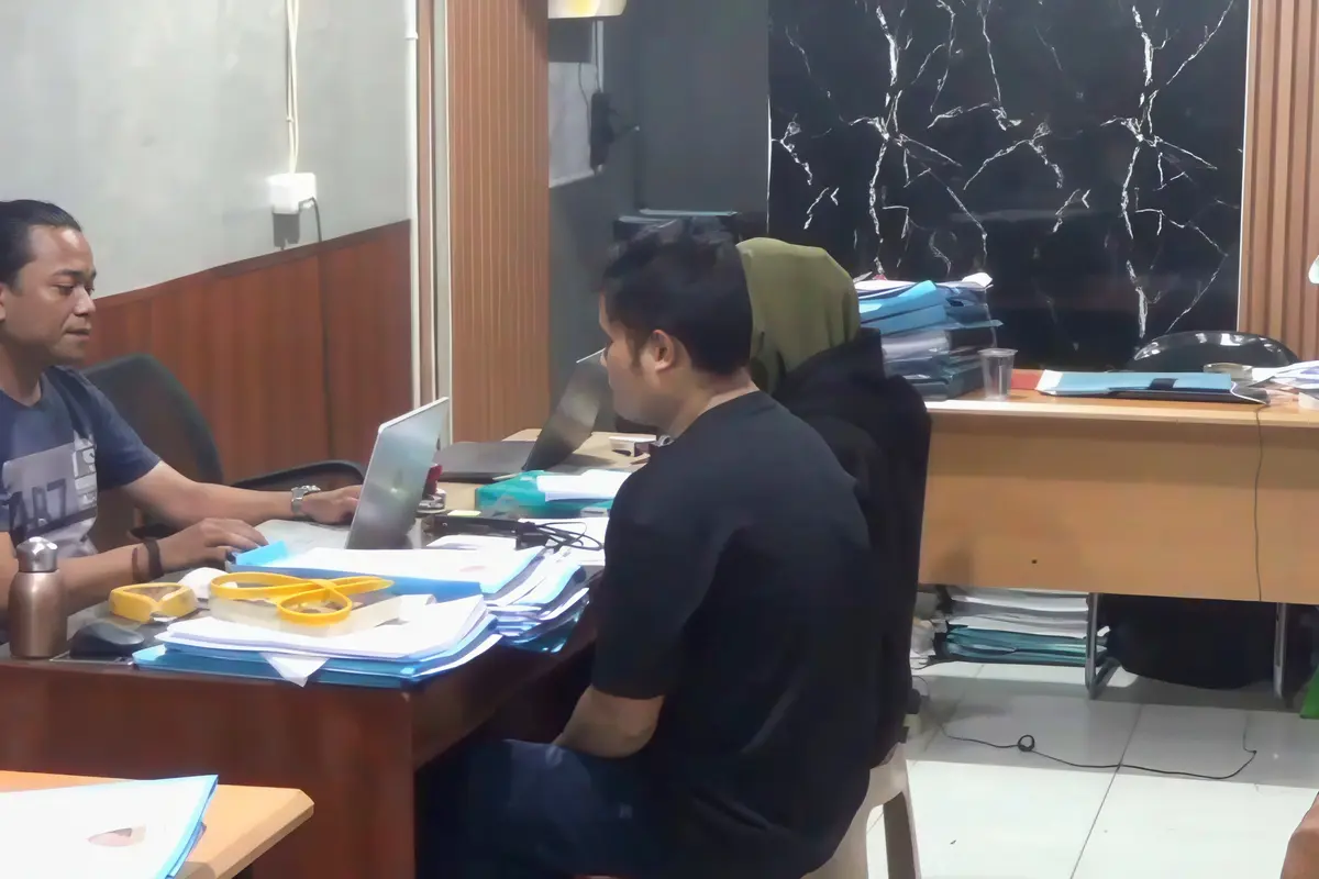 Polisi menangkap pasangan suami istri (pasutri) diduga menjual emas imitasi menggunakan nota pembelian palsu di Pasar Induk Minasa Maupa, Gowa, Sulawesi Selatan.