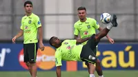 Para pemain Brasil lainnya juga tampak berlatih seperti Douglas Costa jelang laga penyisihan Piala Dunia 2018 melawan Argentina di Sao Paulo, Brasil, Selasa (10/11/2015). (AFP Photo/Nelson Almeida)