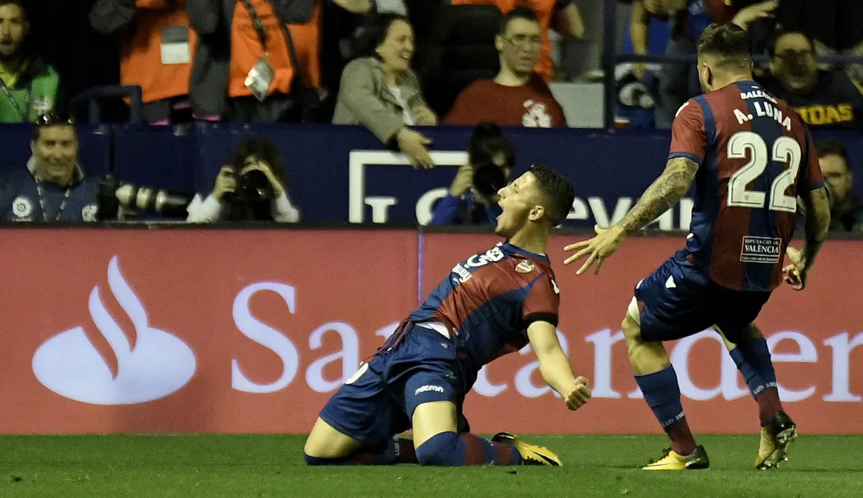 6. Enis Bardhi. Striker Makedonia Utara yang mulai memperkuat Levante pada awal musim 2017/2018 telah mencetak 5 gol dari 16 percobaan eksekusi bola mati di musim debutnya. Hanya mampu menambah 1 gol dalam 2,5 tahun terakhir. Total sudah mengemas 6 gol dari situasi bola mati. (AFP/Jose Jordan)