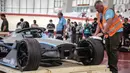 Panitia membuka kemasan replika mobil Formula E untuk kali pertama di Stadion Balap Sepeda Velodrome, Rawamangun, Jakarta Timur, pada Kamis (26/5/2022). Ini merupakan replika salah satu mobil Formula E yang akan mengaspal di Sirkuit Ancol pada 4 Juni mendatang. (Liputan6.com/Faizal Fanani)