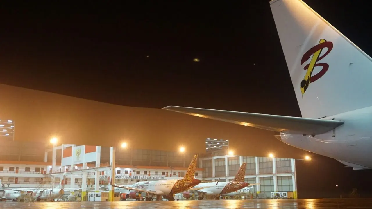 Batam Aero Technic (BAT) di Kawasan Ekonomi Khusus (KEK) sejak 2014 telah menjadi pusat perawatan dan pengerjaan penangan perbaikan pesawat udara di Bandar Udara Internasional Hang Nadim Batam. (Dok Lion Air)