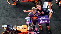 Veda Ega Pratama saat finis pertama pada ajang Red Bull Rookies 2025 di Sirkuit Mugello hari Sabtu (21/06/2025). (Red Bull Rookies Cup 2025)
