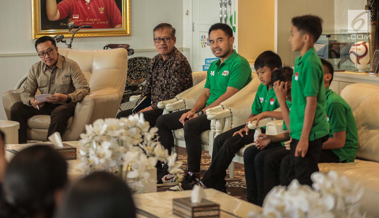 Menpora Imam Nahrawi menyambut kedatangan delapan pemain terbaik MILO Football Championship 2019 di Gedung Kemenpora, Jumat (26/7/2019). Selama tujuh hari para pemain terbaik ini mendapatkan pelatihan bersama puluhan anak lainnya, seperti Vietnam dan Amerika Selatan. (Liputan6.com/Faizal Fanani)