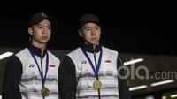 Pebulutangkis ganda putra Indonesia, Kevin Sanjaya/Marcus Gideon, saat disambut di Bandara Soekarno Hatta, Banten, Selasa (14/3/2017). Pasangan ini kembali ke tanah air setelah berhasil meraih gelar All England. (Bola.com/Vitalis Yogi Trisna)