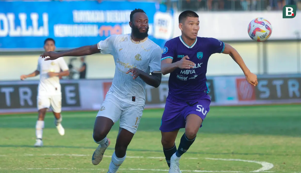<p>Pemain Persita Tangerang, Tamirlan Kozubaev (kanan) berebut bola dengan pemain Arema FC, Charles Lokolingoy dalam laga lanjutan BRI Liga 1 2024/2025 di Indomilk Arena, Tangerang, Minggu (20/04/2025) WIB. (Bola.com/M Iqbal Ichsan)</p>