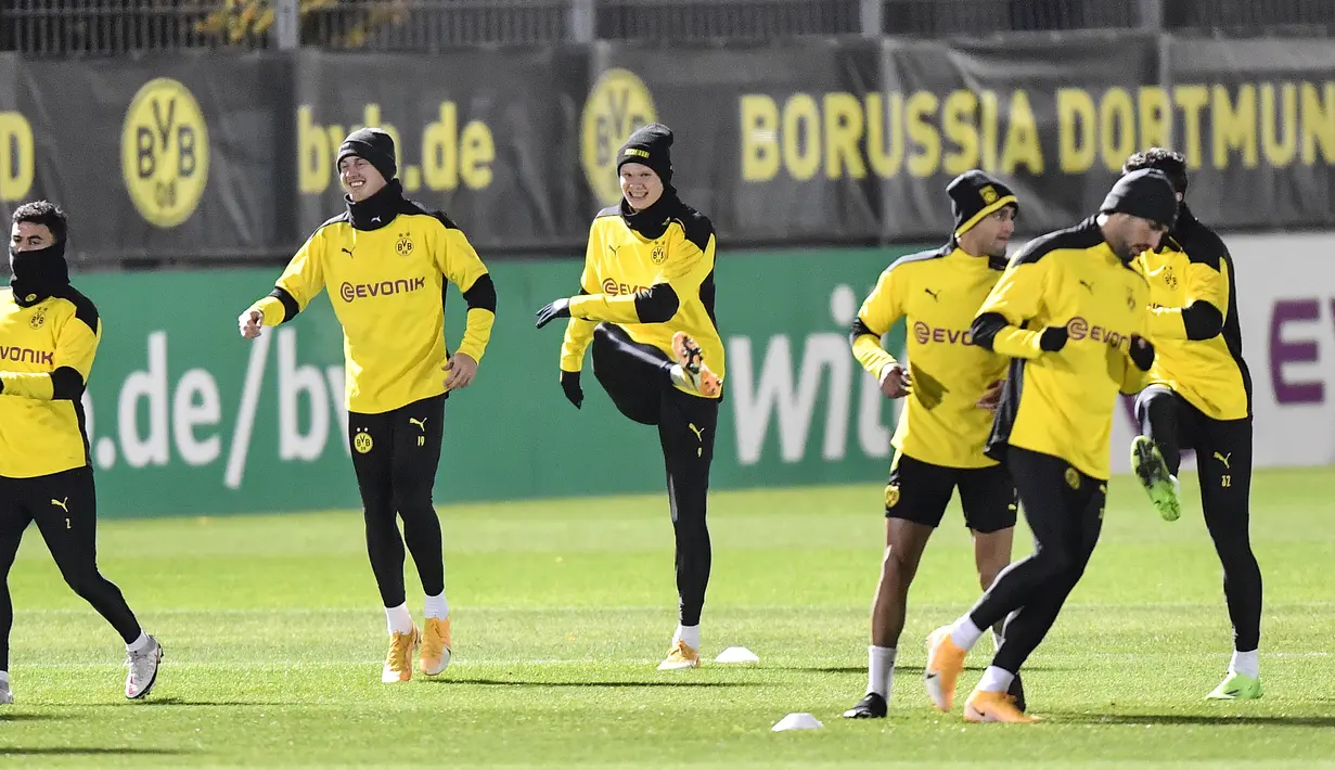 Para Borussia Dortmund melakukan pemanasan selama sesi latihan di Dortmund, Jerman, Senin (23/11/2020). Dortmund akan bertanding melawan  Club Brugge pada Grup F Liga Champions. (AP Photo/Martin Meissner)
