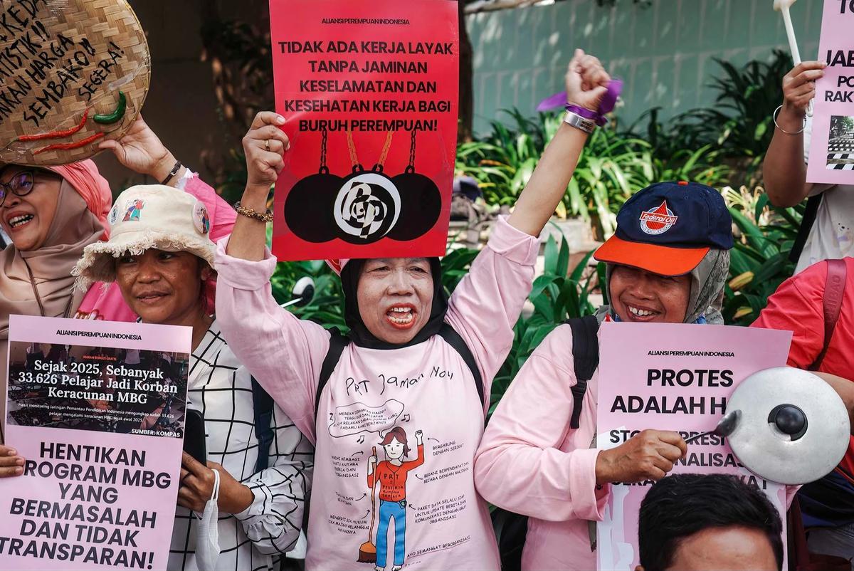 FOTO: Aliansi Perempuan Indonesia Gelar Aksi di Dukuh Atas