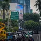 Sebuah mobil crane digunakan untuk membantu petugas memperbaiki lampu jalan di Kawasan KH Wahid Hasyim, Jakarta, Selasa (27/9). Perawatan rutin dilakukan untuk memastikan penerangan untuk jalan dan patung tetap berfungsi. (Liputan6.com/Faizal Fanani)