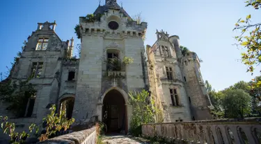 Gambar pada 8 Oktober 2018 menunjukkan kastil La Mothe-Chandeniers yang rusak diserang oleh vegetasi, di Les Trois-Moutiers, Prancis. Kastil yang dibangun pada abad 13 ini kondisinya sangat memprihatinkan karena tak pernah terurus. (GUILLAUME SOUVENT/AFP)