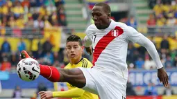 Bek Peru, Luis Advincula mengontrol bola dari kejaran James Rodriguez di pertandingan Copa Amerika 2015 di Stadion Municipal Bicentenario, Chili, (22/6/ 2015). Peru bermain imbang 0-0 atas Kolombia. (REUTERS/Henry Romero)