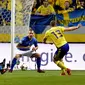 Pemain timnas Swedia, Jakob Johansson, melepaskan tendangan yang  berujung gol ke gawang Italia pada laga leg pertama playoff Piala Dunia 2018, di Friends Arena, Sabtu (11/11/2017)  dini hari WIB. (AP/Andres Wiklund).