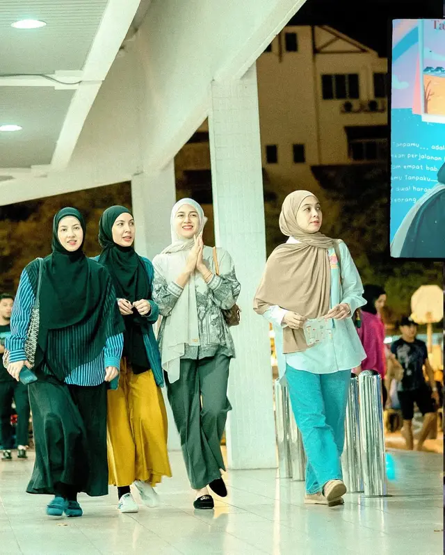 10 Potret kompak geng Rahayu saat ngumpul bareng, momen liburannya curi perhatian