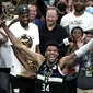 Giannis Antetokounmpo dinobatkan sebagai MVP pada final kali ini. Dirinya mencetak double-double dengan torehan 50 poin dan 14 rebounds. Ini merupakan penghargaan MVP final kedua bagi Giannis Antetokounmpo. (Foto: AP/Aaron Gash)