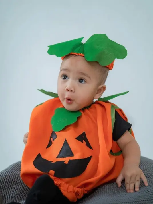 Rayyanza atau yang akrab disapa Cipung ini mengenakan kostum Halloween yang berbentuk buah labu alias Jack-o'-lantern. @raffinagita1717.