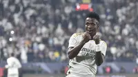 Vinicius Junior dari Real Madrid melakukan selebrasi setelah mencetak gol ke gawang Barcelona pada pertandingan sepak bola final Piala Super Spanyol antara Real Madrid dan Barcelona di Stadion Al Awwal Park di Riyadh, Arab Saudi, Minggu, 14 Januari 2024. (Foto AP)