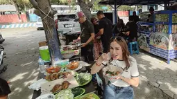 Sesampainya di lokasi, terlihat bahwa Momo menikmati makan siang bersama keluarga. Momen ini terlihat cukup menyenangkan bila liburan dengan mengendarai bus mewah. Banyak netizen pun memberikan berbagai sorotan mengenai momen liburan Momo dengan bus mewah tersebut. (Liputan6.com/IG/@therealmomogeisha)