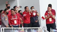 Presiden Joko Widodo melakukan selebrasi dengan bertepuk tangan setelah pemain Timnas Indonesia menjebol gawang Kamboja&nbsp;dalam laga Grup A Piala AFF 2022 antara Timnas Indonesia melawan Timnas Kamboja yang berlangsung di Stadion Utama Gelora Bung Karno (SUGBK), Jumat (23/12/2022). (Bola.com/M Iqbal Ichsan)