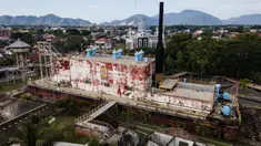 Foto udara menunjukkan PLTD Apung 1, kapal pembangkit listrik tenaga diesel seberat 2.600 ton yang terdampar di daerah pemukiman saat tsunami Samudra Hindia 2004, yang kini diubah menjadi taman museum bertema tsunami, di Banda Aceh, pada tanggal 25 Desember 2024. (Yasuyoshi CHIBA/AFP)