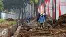 Pekerja melakukan pembuatan saluran air di trotoar Jalan Gerbang Pemuda Senayan, Jakarta, Kamis (25/8). Pengerjaan trotoar dilakukan PPK Gelora Bung Karno (PPKGBK) dan ditargetkan selesai pada akhir 2017. (Liputan6.com/Helmi Fithriansyah)