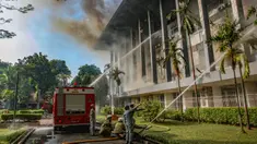 Petugas pemadam kebakaran berjibaku menjinakkan api yang menghanguskan Gedung Badan Keamanan Laut (Bakamla) di jalan Proklamasi, Menteng, Jakarta Pusat, Minggu (29/9/2024) pagi. (merdeka.com/Arie Basuki)