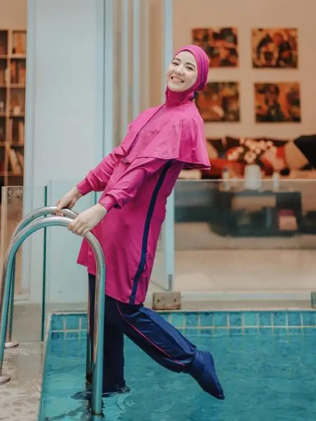 Potret Natasha Rizky mengenakan baju renang muslimah
