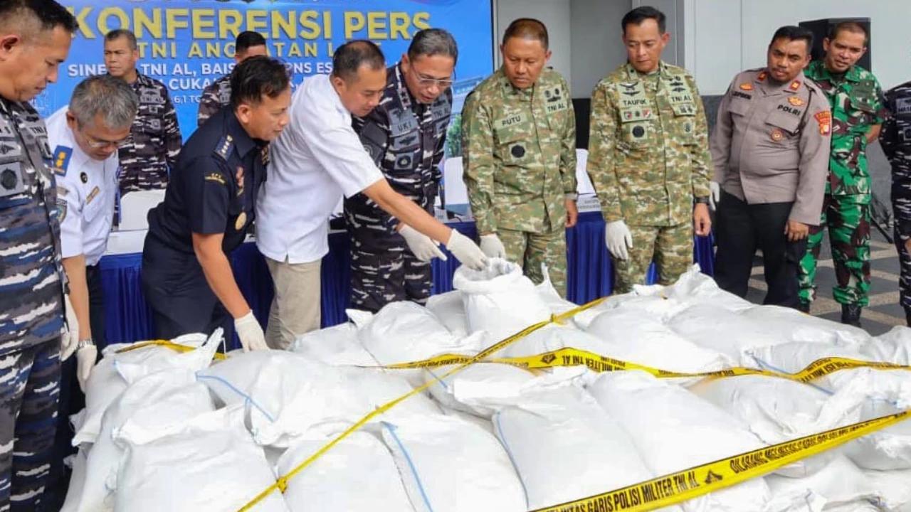 FOTO: TNI AL Gagalkan Penyelundupan Enam Ton Pasir Timah di Tanjung Priok