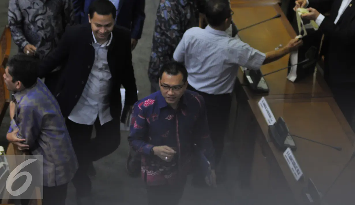Anggota DPR Anang Hermansyah berjalan usai mengikuti saat Rapat Paripurna DPR ke-34 di Jakarta, Kamis (25/6/15). Sidang beragendakan penyampaian pokok-pokok RUU tentang pertanggungjawaban APBN tahun anggaran 2014. (Liputan6.com/Herman Zakharia)