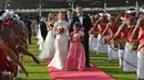 Sejumlah pasangan pengantin asal Tiongkok mengikuti upacara pernikahan massal di Kolombo, Sri Lanka (17/12). Acara nikah massal ini juga bertujuan untuk meningkatkan pariwisata di Sri Lanka. (AFP Photo/Ishara S. Kodikara)