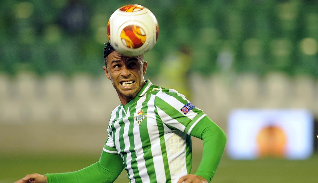 Penyerang Real Betis, Ruben Castro mejadi satu-satunya pencetak gol kemenangan timnya atas Valencia pada lanjutan La Liga Spanyol pekan ke-23. (AFP/Gogo Lobato)
