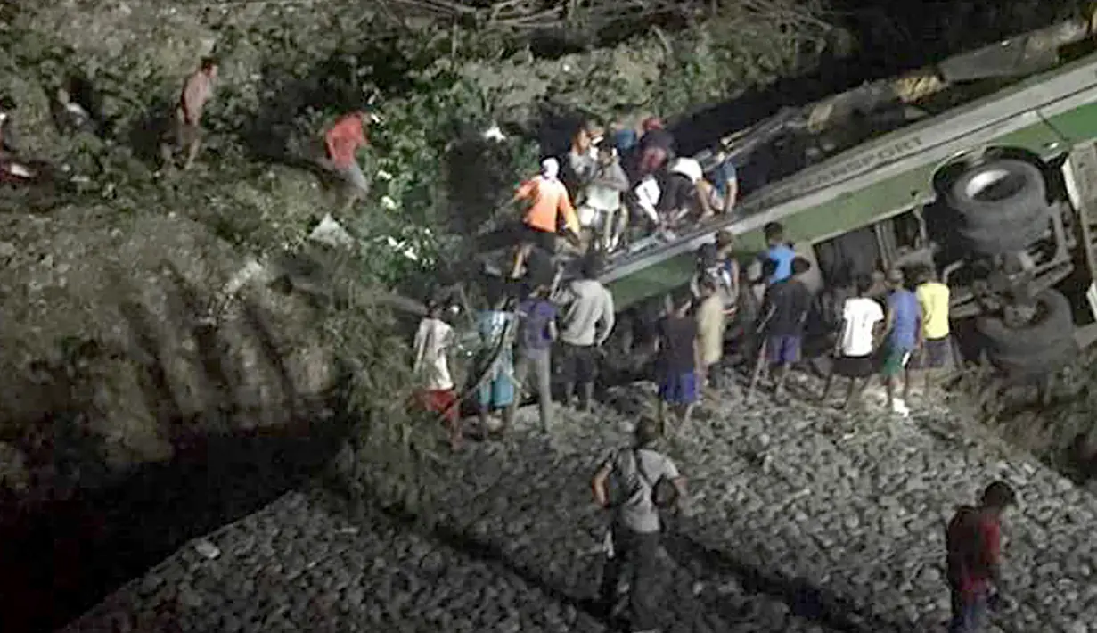 Tim penyelamat dan sukrelawan mengevakuasi korban jatuhnya sebuah bus ke jurang di selatan Manila, Filipina, Selasa (20/3). Petugas polisi mengatakan, sopir bus turut menjadi korban tewas dalam kecelakaan tersebut. (PDRRMO, Mindoro Occidental via AP)