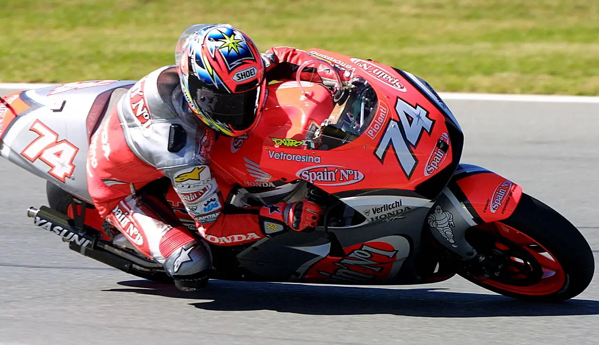 Daijiro Kato - Nomor balap 74 milik pembalap asal Jepang ini juga dipensiunkan di ajang MotoGP. Hal tersebut dilakukan sebagai bentuk penghormatan bagi mendiang Kato yang meninggal akibat kecelakaan di Sirkuit Suzuka pada 2003 silam. (AFP/Anna Zieminski)