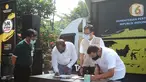 Menteri Pertanian Syahrul Yasin Limpo (kiri) menyaksikan MoU untuk meningkatkan kesejahteraan petani, antara Presiden Direktur Bayer Indonesia Angel Michael Evangelista, Direktur Mohan Babu dan Direktur Eksekutif Mercy Corps Indonesia, Ade Soekadis di Jakarta, Kamis (24/9/2020). (Liputan6.com/Pool)