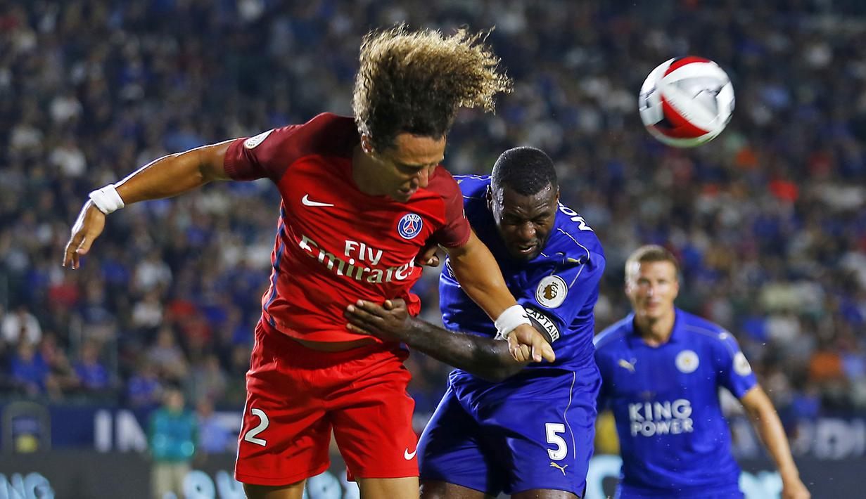 Pemain PSG, David Luiz (kiri) berebut bola dengan pemain Leicester City, Wes Morgan pada ajang International Champions Cup 2016 di StubHub Center, Carson, California, (30/7/2016). PSG menang 4-0. (Reuters/Mike Blake)