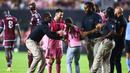 Seorang gadis diamankan oleh petugas keamanan setelah memasuki lapangan untuk berswafoto dengan Lionel Messi pada laga lanjutan Major League Soccer (MLS) antara Inter Miami melawan Colorado Rapids di Fort Lauderdale, Florida, Amerika Serikat, Minggu (07/04/2024) WIB. (AFP/Megan Briggs)