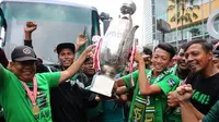 Persebaya U-17 mendapat sambutan dari Bonek setiba di Surabaya, Minggu (10/2/2019), selepas memenangi Piala Soeratin U-17. (Bola.com/Aditya Wany)