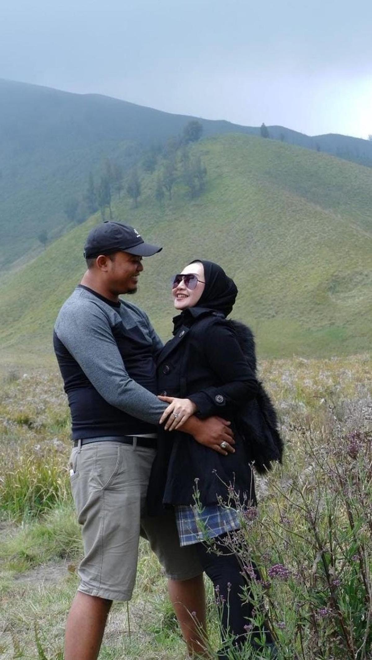 Dalam potret ini, mereka tampak mesra saat berlibur ke Gunung Bromo. Dengan pose berhadap-hadapan satu sama lain.<br>