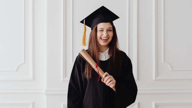 Ilustrasi lulus, wisuda