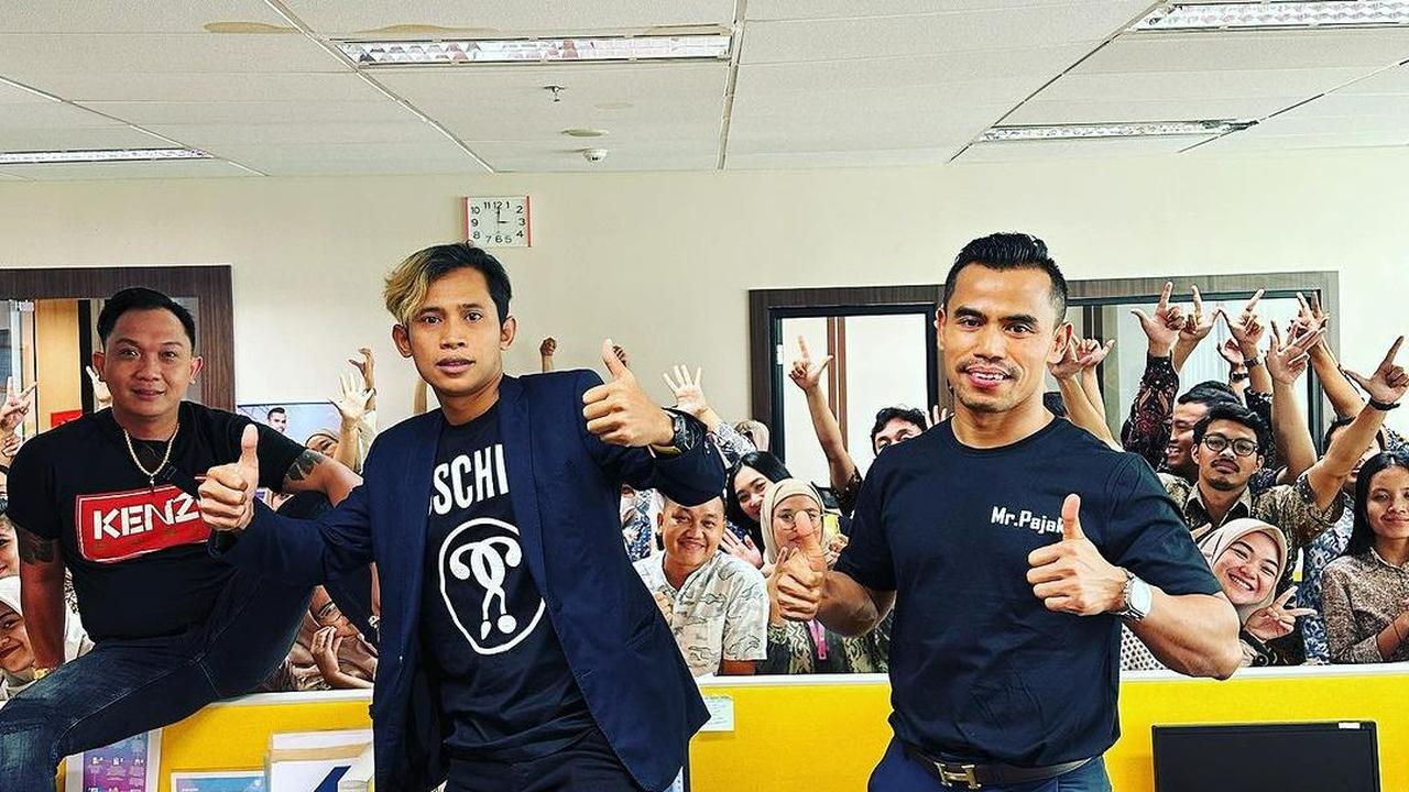 Jhon penguasaha sukses yang memiliki beberapa bidang bisnis. Bisnis pria kelahiran Semarang  tahun 1985 antara lain, Hive Five, Jhontraktor, Jhonskin, Jhontainment, Jhontax, dan Mevol.