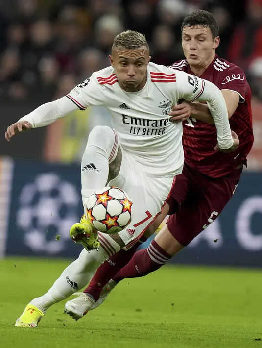 Penyerang Benfica Lisbon, Everton berebut bola dengan bek Bayern Munchen, Benjamin Pavard pada pertandingan keempat Grup E yang dihelat di Allianz Arena, Rabu (3/11/2021) dini hari WIB. Munchen sukses menghajar Benfica dengan skor 5-2. (AP Photo/Matthias Schrader)