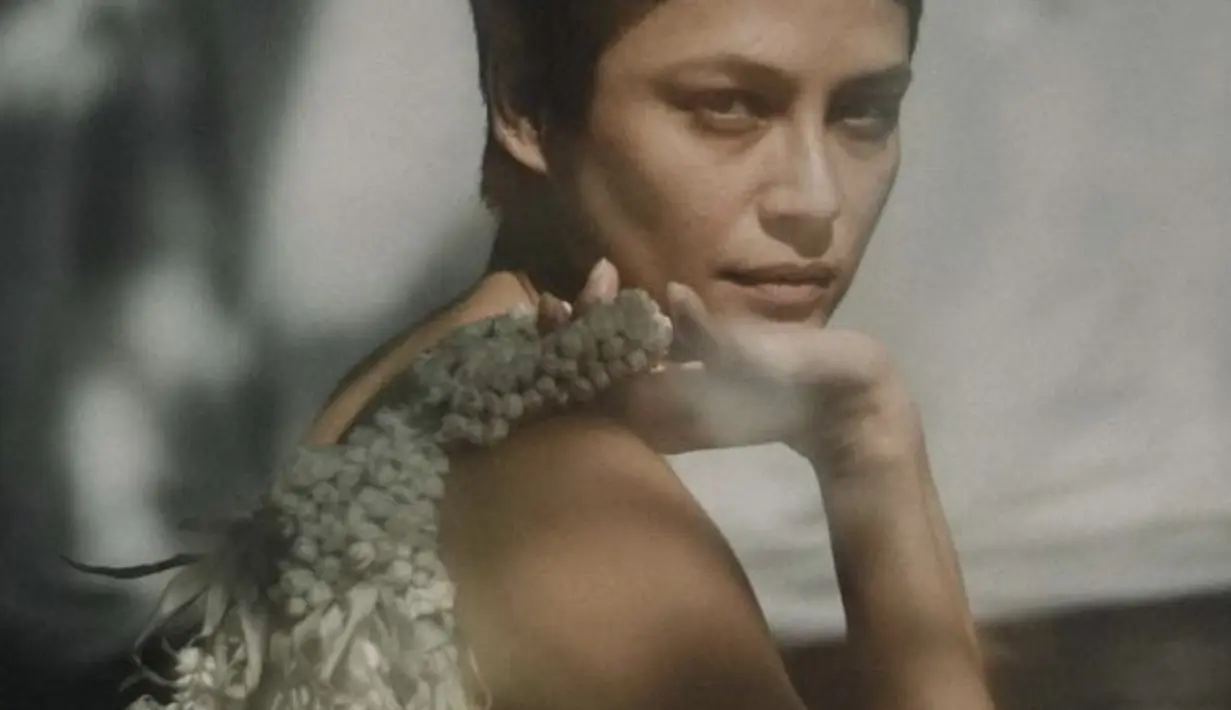 Model sekaligus aktris ini kini tampil dengan potongan rambut pendek pixie cut yang membuatnya terlihat semakin awet muda.