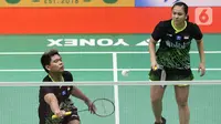 Pebulutangkis Indonesia, Praveen Jordan/Melati Daeva Oktavianti saat melawan Lee Yang/Yang Ching Tun (China Taipei) pada babak kedua ganda campuran Indonesia Masters 2020 di Istora GBK, Jakarta, Kamis (16/1/2020). Praveen/Melati unggul 20-22 21-12 21-12. (Liputan6.com/Helmi Fithriansyah)