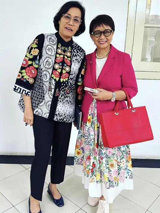 <p>Retno Marsudi terlihat playful dengan blazer pink berpadu dengan rok floral. Sedangkan Sri mulyani lebih memilih dominasi warna hitam untuk baju kerjanya. [Foto: Instagram/ @srimulyani]</p>