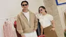 Nikita Willy bersama Indra Priawan baru saja menghadiri acara preview Spring Summer Uniqlo 2026. Keduanya pun tampil kompak dengan busana kasual earth tone. [@nikitawillyofficial94]