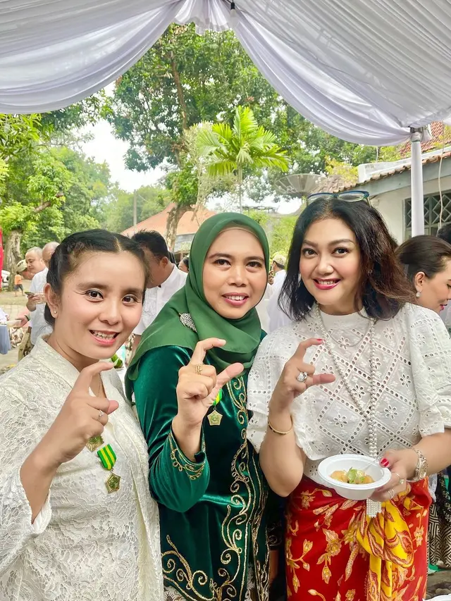 Potret Bella Saphira Cicipi Kuliner Khas di Keraton Kasepuhan Cirebon, Abadikan Momen Bareng Kanjeng Ratu